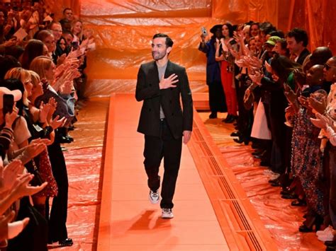 directeur artistique lv|Nicolas Ghesquière reste le directeur artistique des collections .